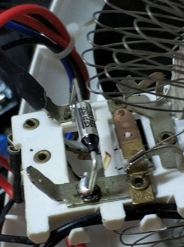 Спираль в тепловентиляторе. Тепловентилятор дует только холодным воздухом. Тепловентилятор ремонт. Тепловентилятор настенный ремонт. Тепловентилятор дует холодным воздухом причина.