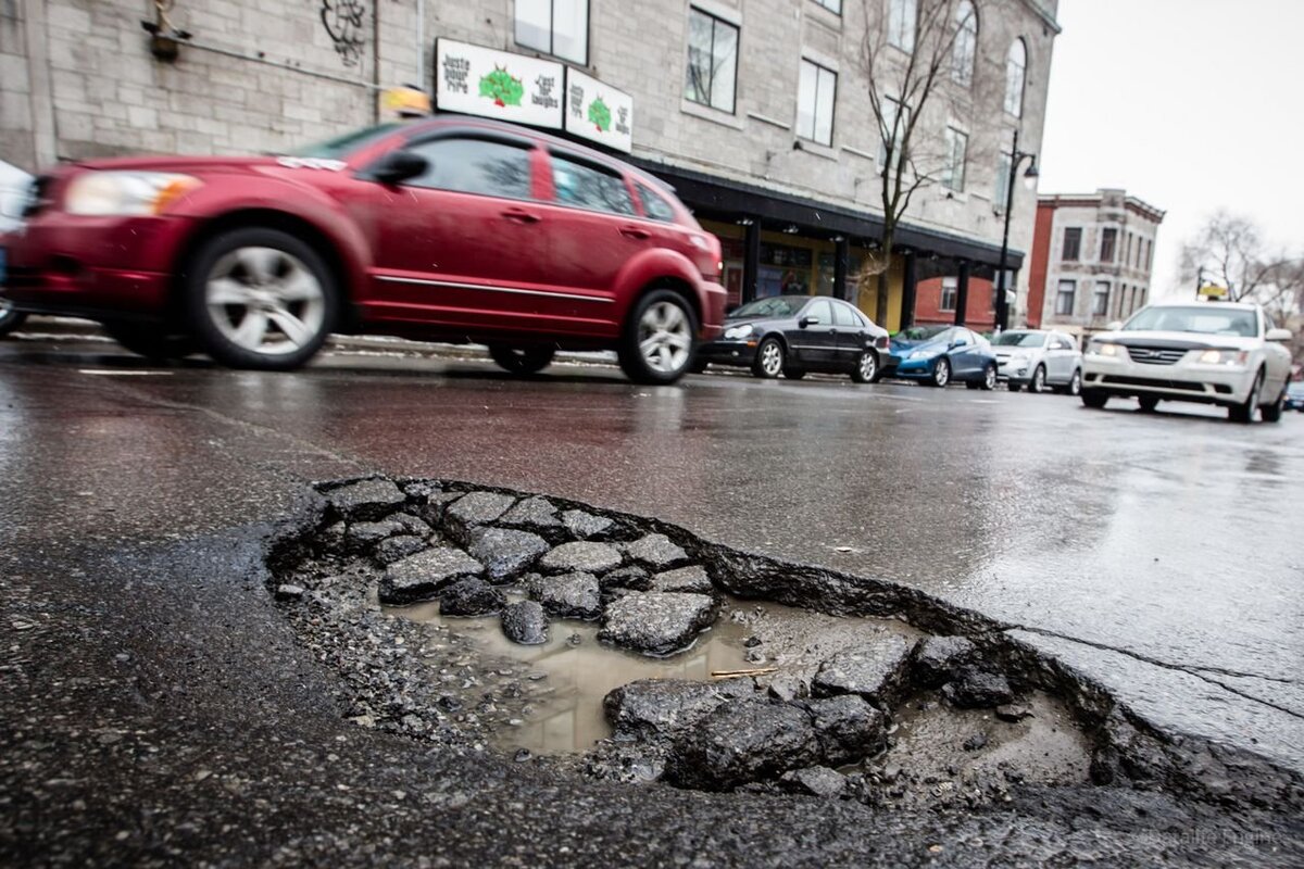 Источник фото: avto-novosti.org/auto-articles/792-kto-otvechaet-za-yamy-na-dorogah.html