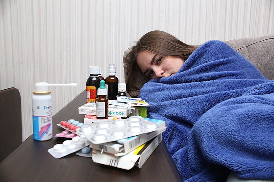 Она сильно заболела. Простуда. Девушка болеет. Болею простудой. Болею дома.