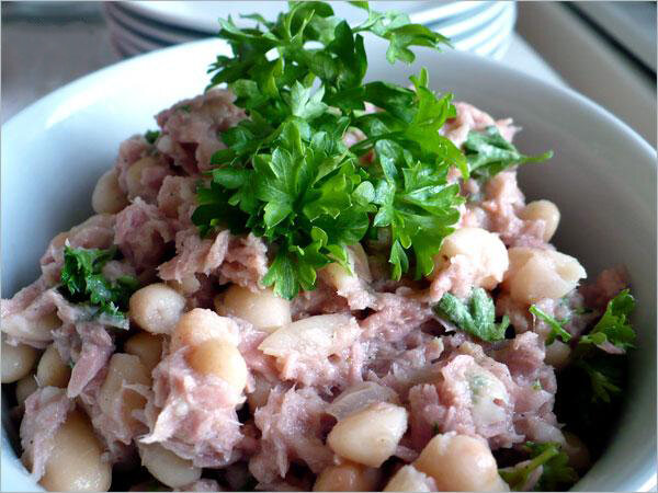 Салат с тунцом консервированным фасолью и макаронами