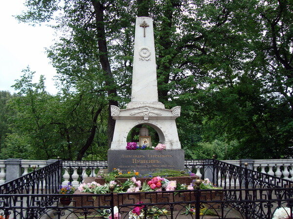 Могила А. С. Пушкина. Памятник установлен в 1841 году.