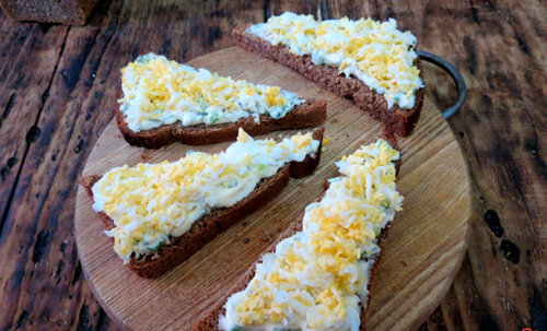 •  Бутерброды с омлетом и бородинским хлебом (готовим омлет на молоке из 3  яиц, добавляем помидоры, зелень и черный молотый перец). После того,  как блюдо будет готово, делим его на 4 части и кладем на хлеб.
 • 200-250 грамм отварной фасоли.
 • 2 стакана обезжиренного кефира плюс 300 грамм творога.