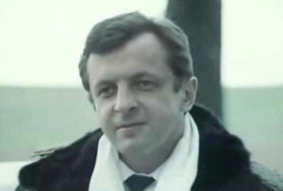 Фото с https://www.kino-teatr.ru/acter/album/3563/592274.jpg
