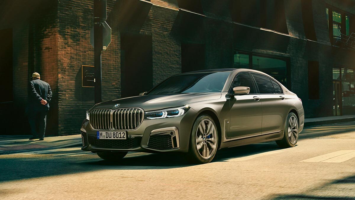 Новый BMW M760Li и BMW 7 INDIVIDUAL - почти семь литров объёма и 305км/ч в  распоряжении | BMWLAND.RU | Дзен