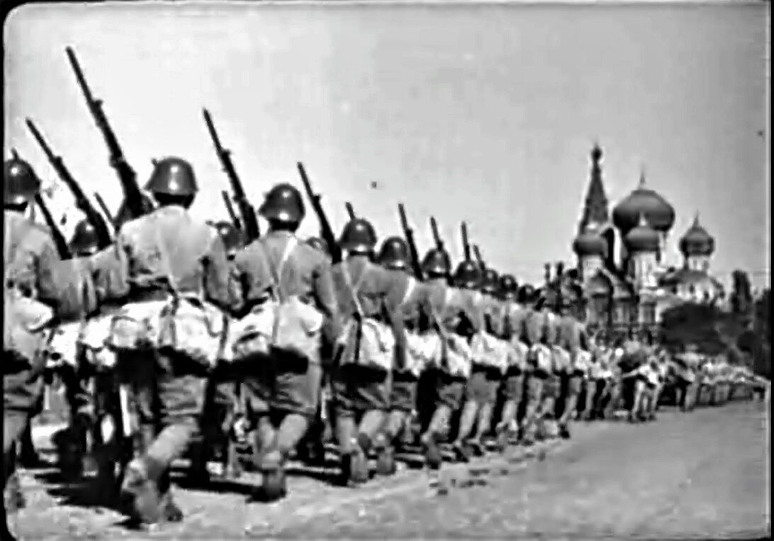 Румынские войска входят в Одессу в фильме "Одесса в огне". 1942 год