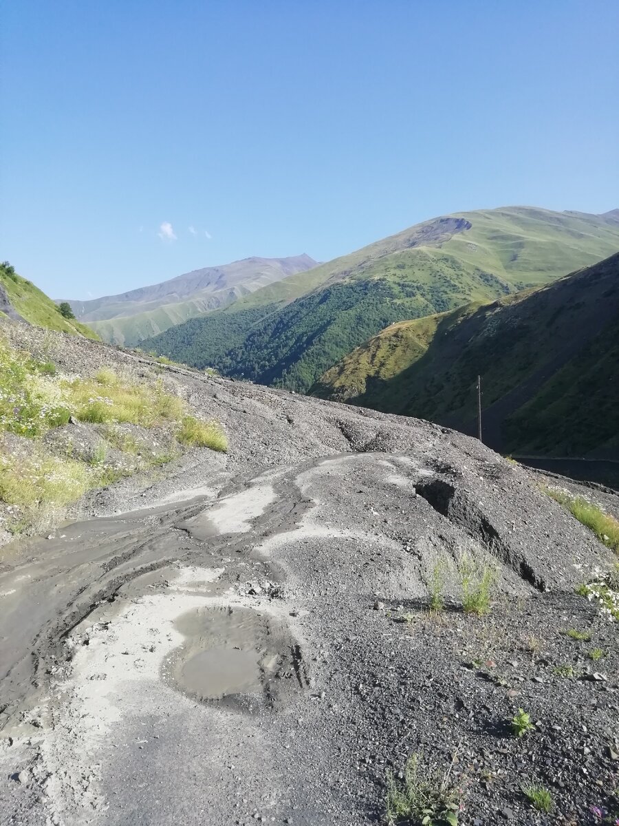 Синоптики дают  прагноз дождливой погоды на конц этой недели и начало следующей... Городской житель мог бы сказать (Что в этом такаго?), а для людей живущих в горах это ужас несущий за собой множество последствий усложняющих им жизнь. Расскажу Вам немного, что происходит, когда в горах начинается плохая, дождливая погода! Дороги соединяющие между собой горные села, вьются узкими серпантинами то вверх, то вниз. Покрытие дорог в наших районах грунтовое, песочно - скальное.. Горы местами совершенно разные, где-то скалы голые, но есть горы как "намывные", когда песок, земля и огромные камни спресованы вперемешку.В ущельях зачастую бьют родники, маленькие ручейки. Как только начинается дождь, почва размокает, ручьи её размывают, она становится не стабильной и вся эта земельно-каменная масса начинает движение под своей же тяжестью, набирая свою силу и скорость плывёт стремительно вниз снося за собой многолетние деревья и кустарники (это явление насывается сель) оно очень опасное! Размеры ее могут достигать от нескольких метров до нескольких километров  в длину и сотни метров в ширину. Мне довелось увидеть одну из них в нашем Рутульском районе. Она была на столько огромна и сильна, что тащила за собой камни размером с машину. Визуально она была метров 150 шириной и несколько километров в длину.Сель сносит за собой не только ростения, но и электро столбы,дама, дороги, уносит за собой жизни животных...люди могут по долгу сидеть без света, если не имеют своего генератора, не говоря уже о приобретении продуктов. Приезжая в горы на отдых будете бдительны и аккуратный, остерегайтесь мест вблизи ущелий,ветер и дождь провоцирует падение больших камней, что тоже опасно! Планируя отдых не забудьте посмотреть прогноз погоды! Фото сделано мной 12.07.2019г Рутульский район. 