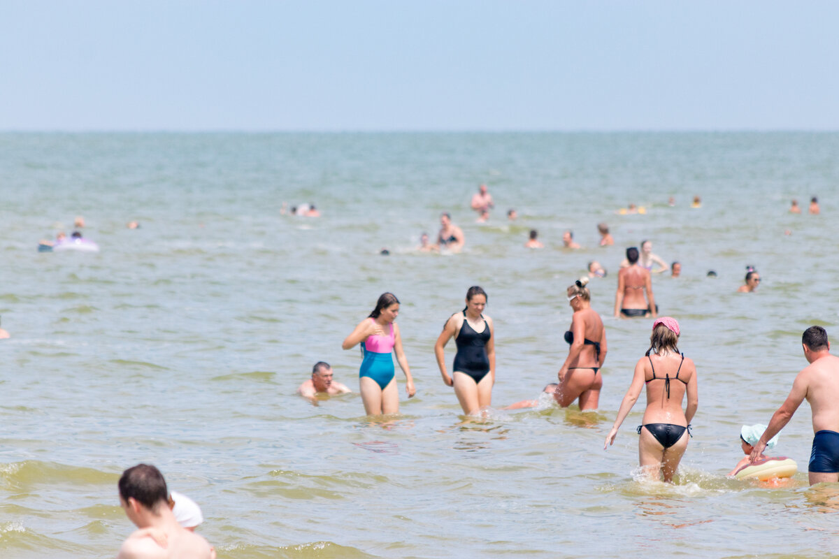 Ейск море. Пляж в Ейске на Азовском море. Ейск курорты Азовского моря. Азовское море Ейск сейчас.