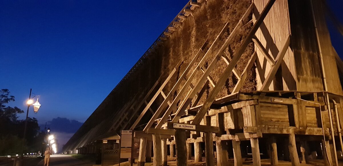 Уходящая вдаль дорожка, определенно указывала на более продолжительную прогулку, чем мы предполагали