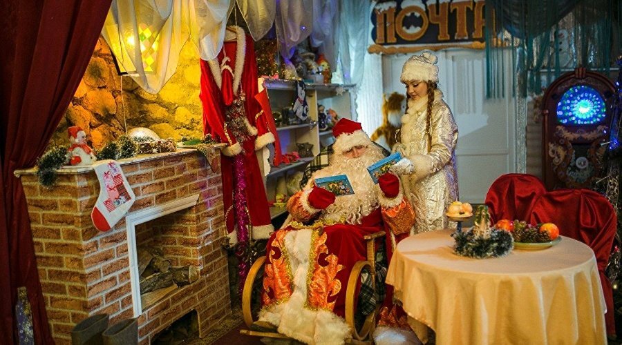 Дед Мороз и Снегурочка / Фото: эко-парк «Лукоморье»