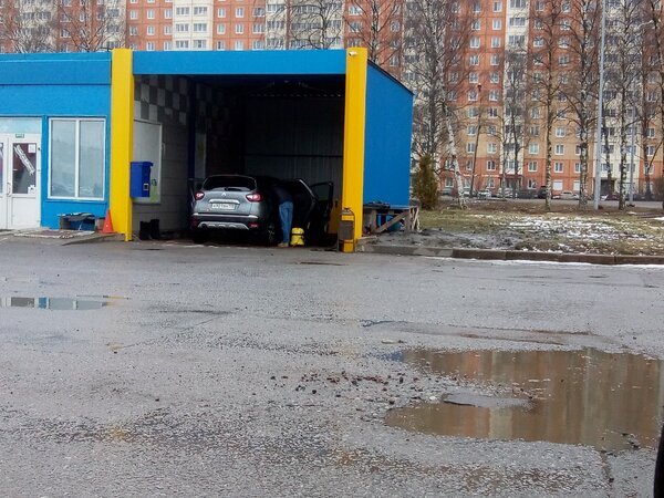 Пылесосить можно и в дождь под крышей.