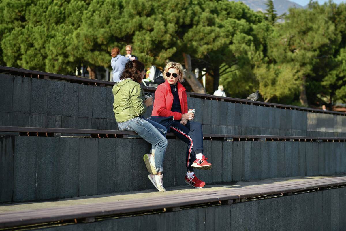 Девушки на набережной Ялты 