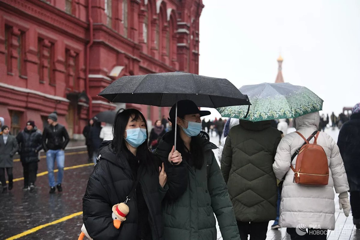 88 иностранных граждан, которые нарушили режим изоляции в связи с коронавирусом, будут депортированы из Москвы. Об этом заявила заммэра столицы по вопросам социального развития Анастасия Ракова.