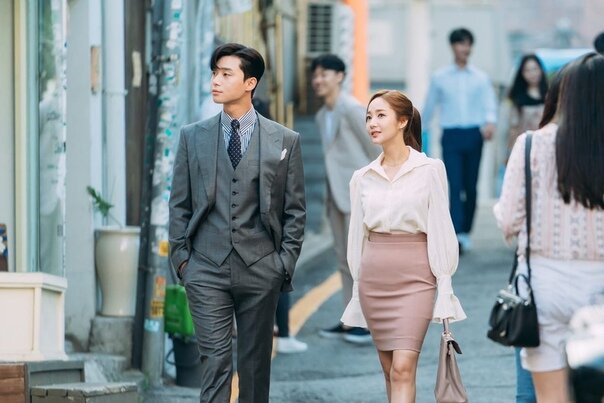 Кадр из сериала "Что случилось с секретарем Ким?", главные герои