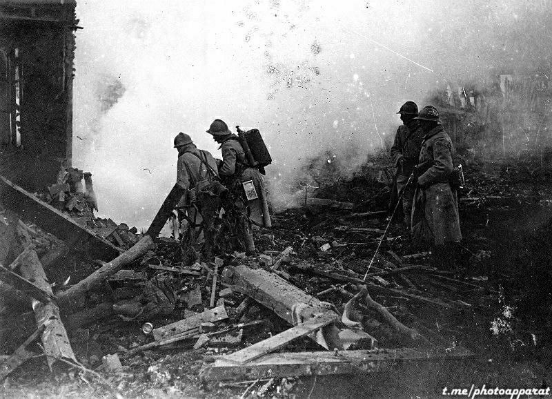 Французские огнемётчики ведут зачистку в занятой с боем деревне, весна 1918 года.