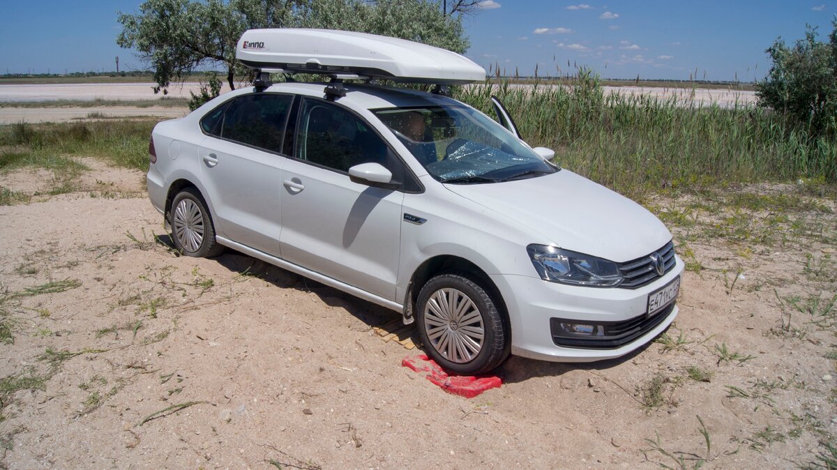 Застрял VW Polo в песке