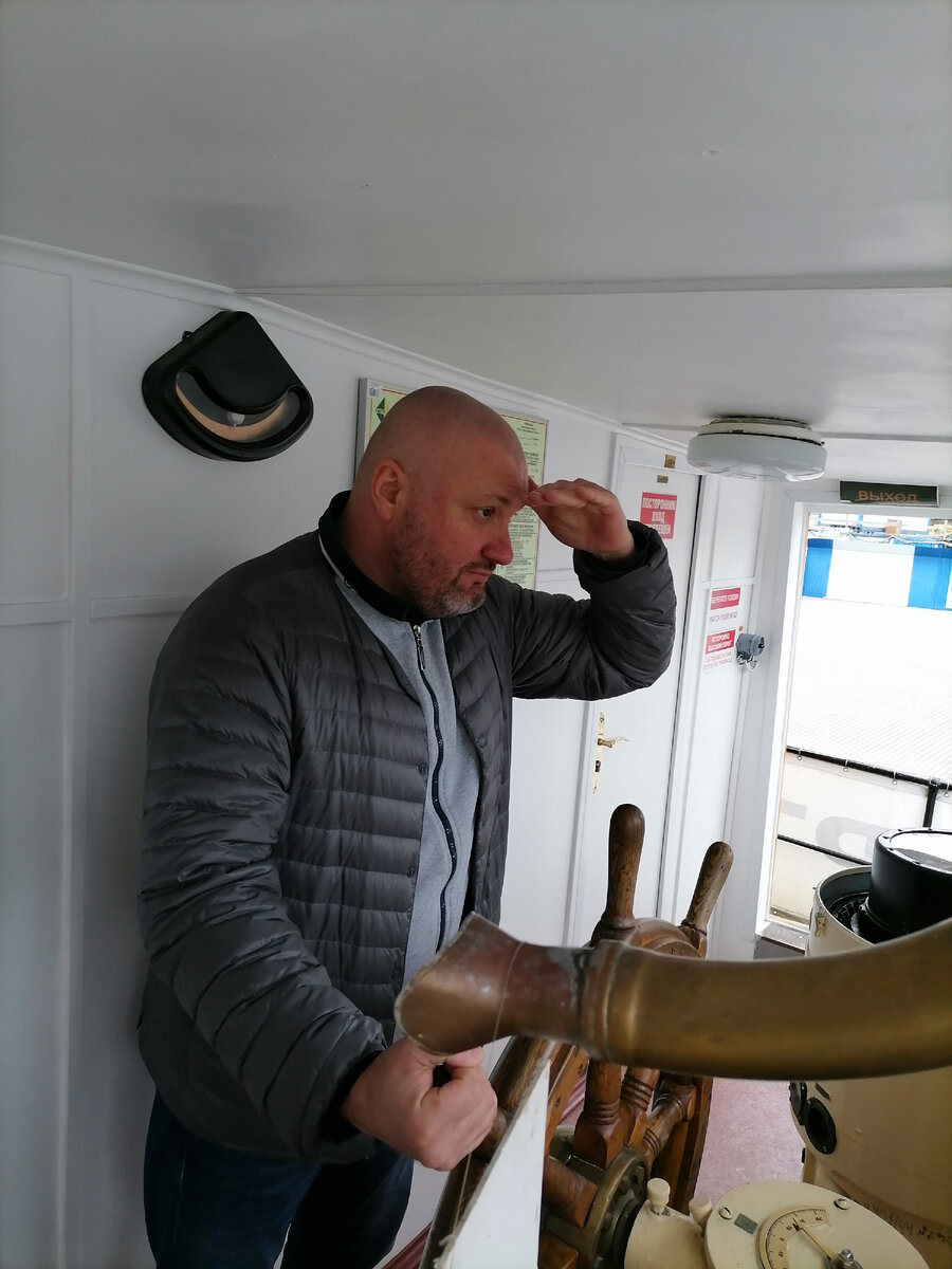 Смотрит в светлое будущее