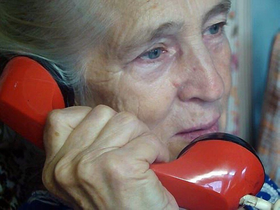 Сын давно хотел маму. Бабушка с телефонной трубкой. Пожилая женщина с телефонной трубкой. Бабка с трубкой телефона. Пожилая мама с телефоном.