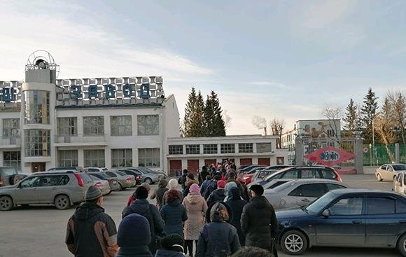 Очередь на проходной завода каждое утро