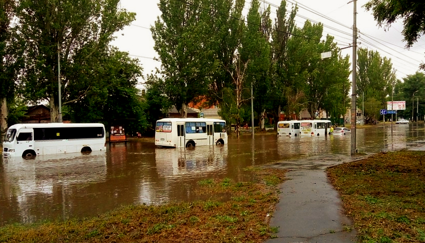 Здесь едет общественный транспорт, личные авто, видимо решили "озеро" объехать 