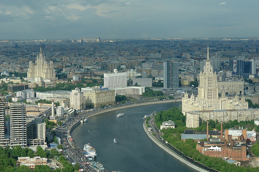 Самый центр. Высотка на Краснопресненской набережной. Сталинские высотки в Москве. Москва-Сити и сталинские высотки. Краснопресненская набережная сталинский дом.