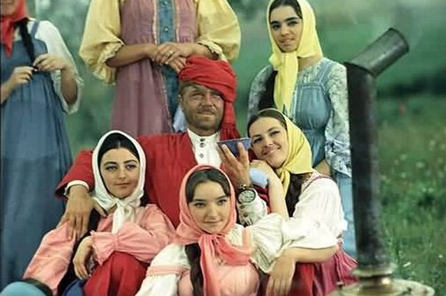 Здесь можно увидеть изначальную исполнительницу роли Гюльчатай: артистку цирка Татьяну Денисову. Кадр из фильма