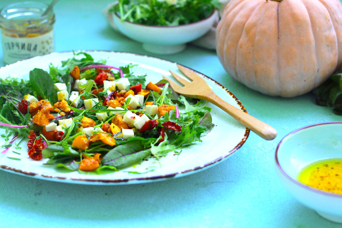 Примеры альтернативных источников кальция в этом приятном салате от Елены @urbanistka_vl: печеная пряная тыква, руккола и другая зелень. Можно посыпать кунжутными семечками. 
