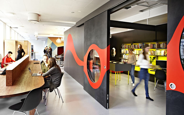 Школа в Стокгольме. Ярко, красиво и уютно.