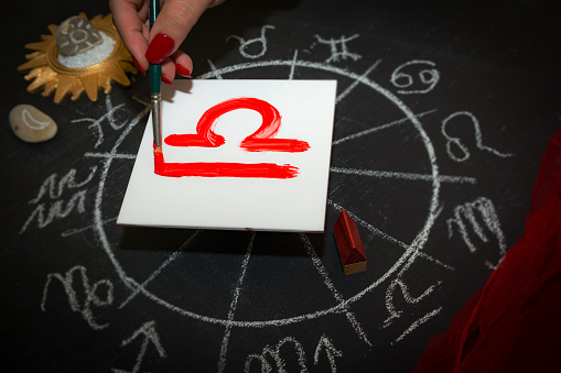 девушка со знаком Солнца Весы