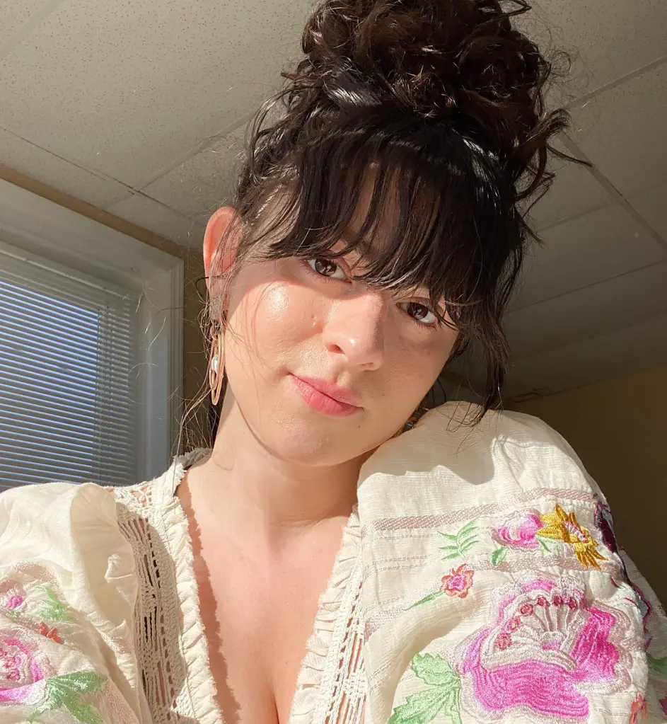 Представитель компании Whalerock сказал: "Джессика ДеФино была волевым сотрудником компании Whalerock в течение 14 месяцев, семь лет назад. Сотрудники ее уровня получали базовую зарплату, плюс сверхурочные за любые дополнительные отработанные часы, а также имели право и получали премии и регулярное повышение зарплаты".