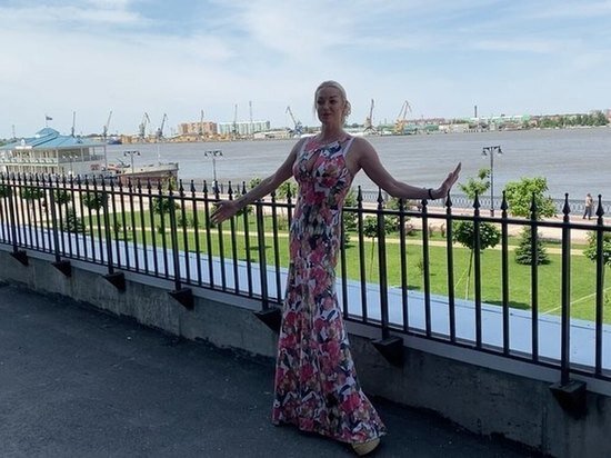     Анастасия Волочкова на балконе дома, где расположены ее квартиры Соцсети