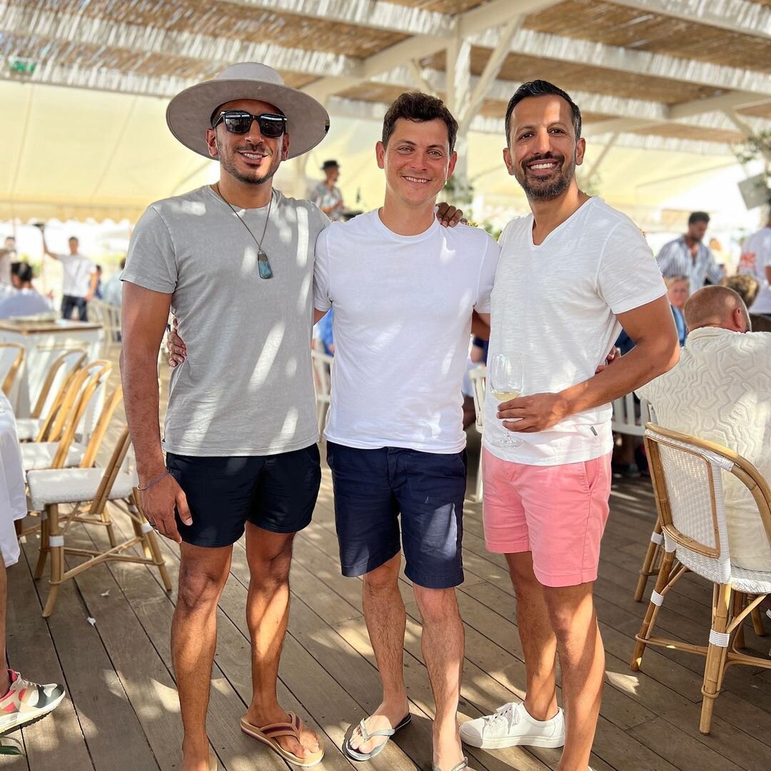 Это я с моими новыми друзьями из Сьерра-Марта, Колумбия. Там была лучшая вечеринка в моей жизни. Это была прощальная вечринка, так как я уезжал в другую страну. Скоро выпущу видео оттуда.