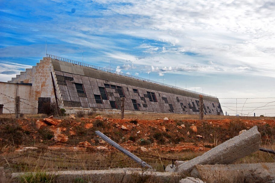 Антенная система радиолокационной станции предупреждения о ракетном нападении 5Н86 "Днепр" радиолокационного узла РО-4 на мысе Херсонес близ Севастополя, 2014 год (с) amico-di-amici.livejournal.com