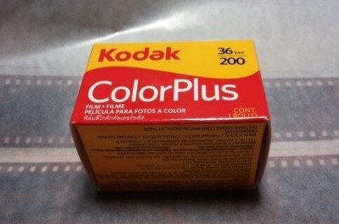 В правом верхнем углу упаковки видно количество кадров –36 и ISO плёнки – 200 