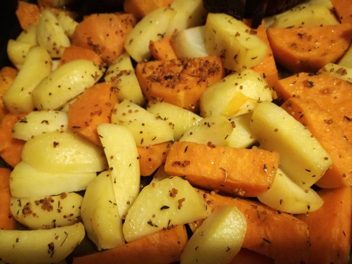 Запеченный в духовке картофель - это отличный гарнир к любому мясному блюду, и просто к соленой селедочке. А как правильно запечь вкусный картофель в духовке, я расскажу вам в этой статье.