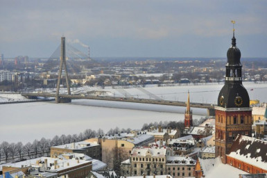 Для получения визы США нужно пройти собеседование в посольстве США. Собеседование на американскую визу в России с сентября 2017 проводится только в одном месте — в Москве. Нельзя записаться на собеседование в Москве, что делать? Действительно с записью на собеседование «биг проблем»: можно посмотреть здесь. Это естественно — так как теперь американскую визу для граждан России оформляют только в одном месте. Важные уточнения по американской визе 1) Если у вас закончилась виза в США и с этого момента прошло не более 11 месяцев — повторное собеседование вам не нужно. Инструкция для вас: Повторное получение визы США без собеседования. Но есть тонкость: Москвичам лучше отправлять документы в Питер, так как московское консульство перегружено. При подаче документов в Пони Экспресс указывайте адрес консульства США в Санкт-Петербурге или Екатеринбурге. 2) Если до этого вы получали визу США не в России — продления американской визы без собеседования не получится. Даже если вы подаётесь на визу США на следующий день после окончания предыдущей — вам придется пройти собеседование на американскую визу, так как получили предыдущую визу США вы не на Родине. Получение визы в США за границей Плюсы: 1) Вы избегаете длительного ожидания «свободного окошка» для собеседования. 2) Вы экономите время — процесс получения визы США за границей конечно же быстрее чем в Москве. 3) Вы получаете визу США в процессе путешествия по другой стране — то есть совмещая пользу и отдых. Минусы: 1) Если вы уже оплатили сбор за визу США в России — вы его (160 долларов) теряете. 2) Вам придется потратиться на поездку за границу: деньгами и временем. 3) Не факт, что американскую визу вы получите: как вы продемонстрируете связи с Родиной, находясь за границей? Куда едут получать визу США Многостраничные темы на Форуме Винского: Получение визы США в Киеве (Украина) Получение визы США в Тбилиси (Грузия) Получение визы США в Казахстане Получение визы США в Таллине (Эстония) Это темы созданные теми, кто плюнул на ожидание собеседования в Москве и поехал получать американскую визу за границу. Как податься на визу США в другой стране Пример ваших действий с картинками сделан на примере Латвии, Риги: Получение визы США в Риге (Латвия).