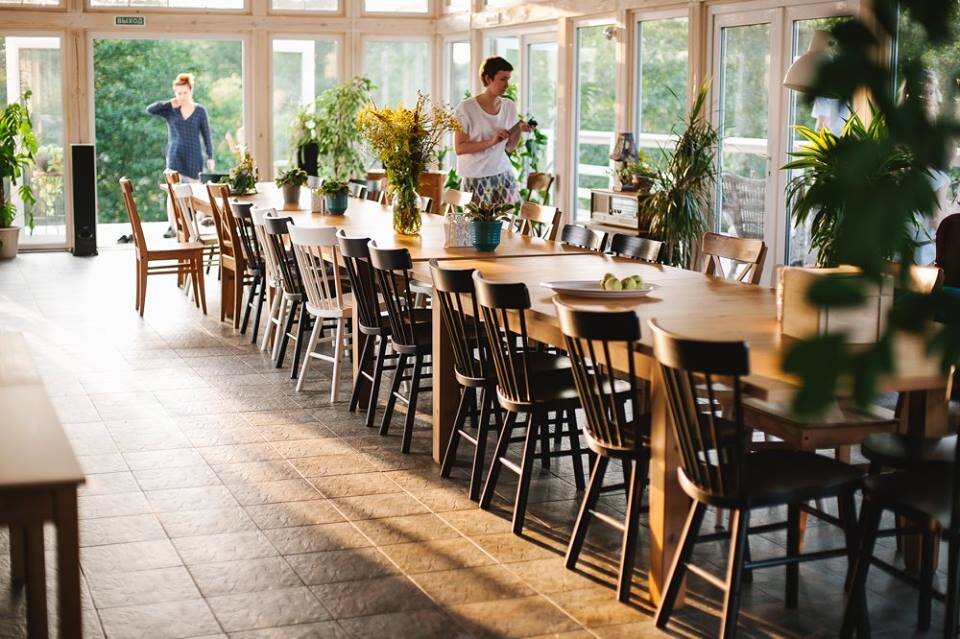 Столовая с панорамными окнами. Завтрак, обед и ужин здесь за донейшен (т.е. каждый платит сколько считает нужным).