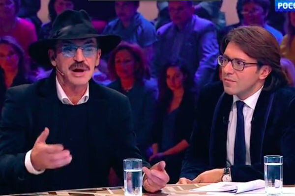 «Уж не знаю, что Пугачева хотела петь. Но она потом пела мои песни. И я могу сказать, что перепела она их хуже. Я считаю, что я их спела гораздо лучше!» – сказала певица.Михаил Боярский // Фото: кадр из передачи «Привет, Андрей!»/ Россия 1