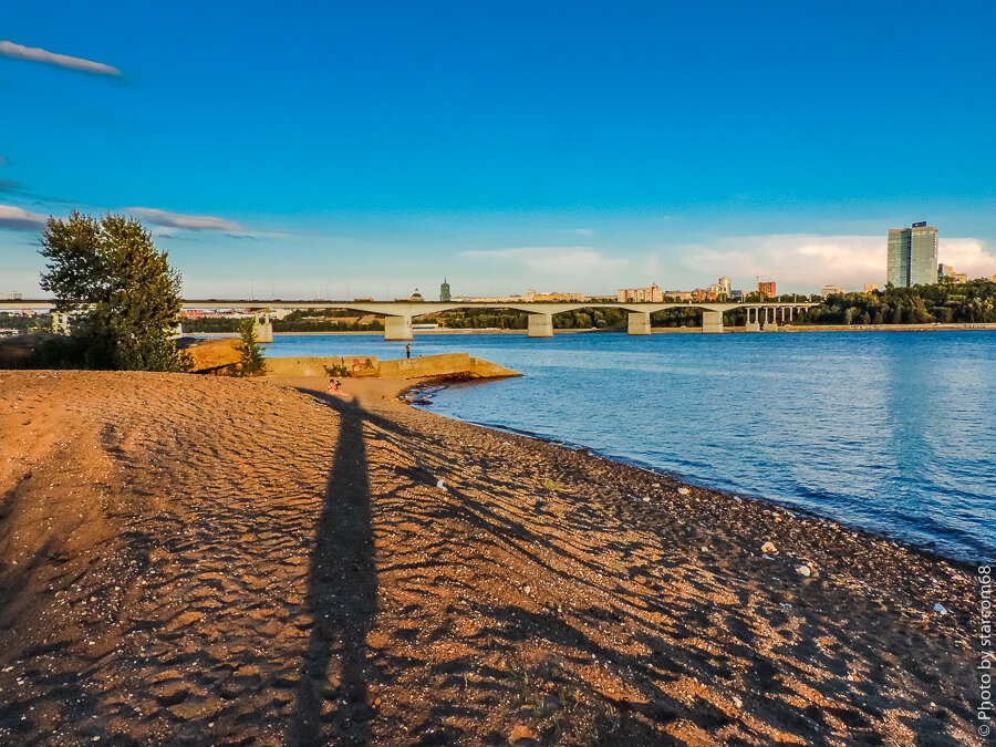  На пирсе и сейчас остались следы шпал, а с него можно делать видовые фотографии Камского моста и восходов солнца. Многие здесь купаются. несмотря на бетонные конструкции в воде намытый песок делает пляж удобными для отдыха