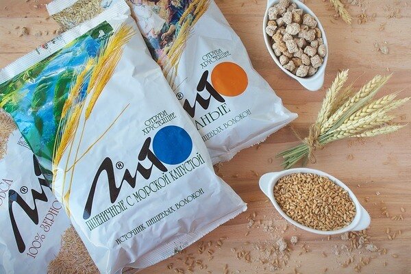 Вводить отруби в питание нужно постепенно – поскольку в нашей пище крайне мало натуральный пищевых волокон, организму нужно дать время, чтобы к ним привыкнуть. Действовать по принципу «кашу маслом не испортишь» (чем особенно грешат дамы, настроившиеся на быстрое похудение) категорически нельзя – так не удастся ни похудеть, ни оздоровиться, а вот запор, вздутие и боль в животе окажутся неизбежными последствиями чрезмерного рвения.