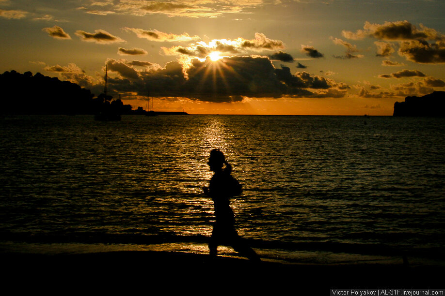 море прибой солнечные блики. солнце тонуло в море шли облака. волна и солнце. солнце тонуло в море песня. рука в море.