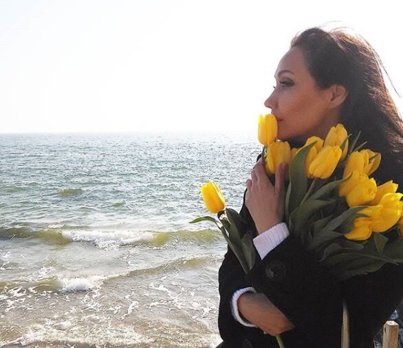 В пятницу, 29 декабря, в 21:00 Власова хочет выйти в прямой эфир.
Власова порадовала поклонников постом в Instagram / фото instagram.com/eygeniavlasova