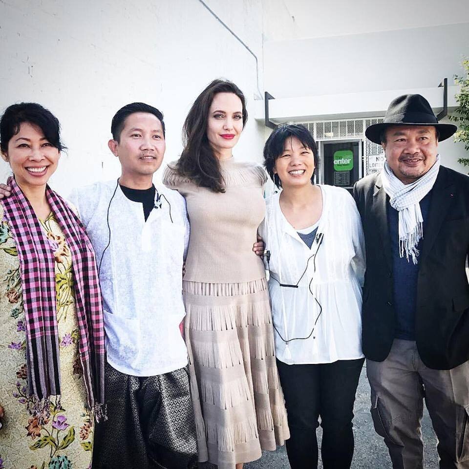 Анджелина Джоли и Прач Ли (слева) 
Близкий к Анджелине источник рассказал, что Ли – тот, кто нужен актрисе. Он прекрасно понимает ее и с каждым днем они узнают друг друга все больше и больше.

Впрочем, ни сам Прач, ни Джоли, пока никак не комментируют эту информацию.

Напомним, что в последнее время 42-летняя Энджи действительно выглядит очень счастливой! 
