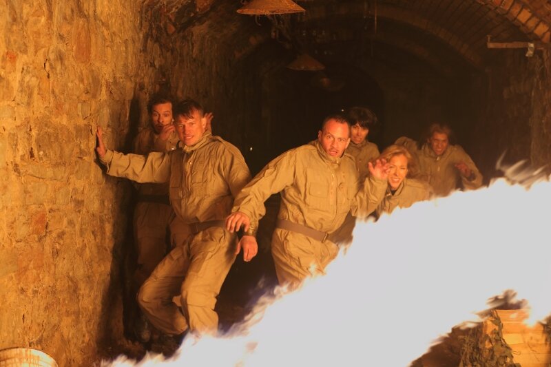 Стоит ли смотреть
Сюжет особой оригинальность не блещет. Все довольно предсказуемо. Но я просто много фильмов видела на эту тему. По крайней мере, судя по отзывам, большинство зрителей посчитала сериал непредсказуемым и интригующим. Снято бодренько и захватывающе. Честно скажу, на отечественную продукцию не похоже, т.к. сериал действительно качественный. Впрочем, я верила в режиссера. Но и операторская работа на достаточно высоком уровне. Серии не затянуты, смотрится легко.
Актерские работы немного подкачали (особенно исполнители Дэна и Саши - просто никакие), но это там не главное.
Итог: смотреть.
