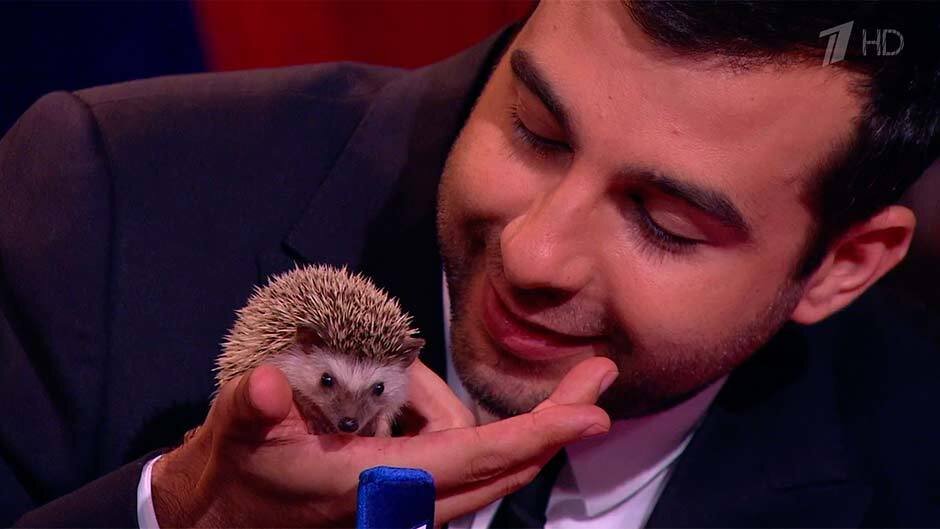 ургант снегурочка. ургант в костюме эльзы. вечерний ургант новогодний выпуск. ургант снегурочка. вечерний ургант студия.