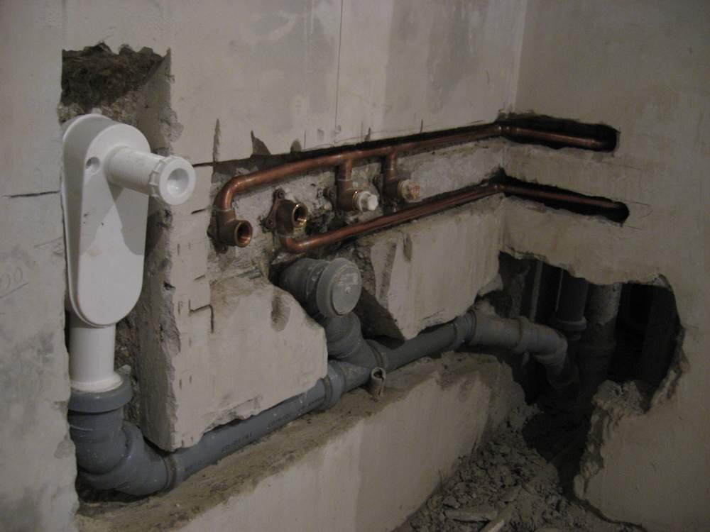 Способов подключения стиральных машин к канализации достаточно много. Долгое время их сливной шланг просто вешали на край ванны.
