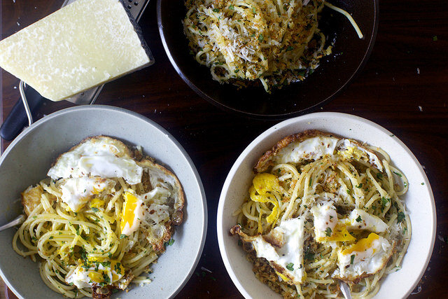 Рецепт спагетти Pangrattato с хрустящим яйцом