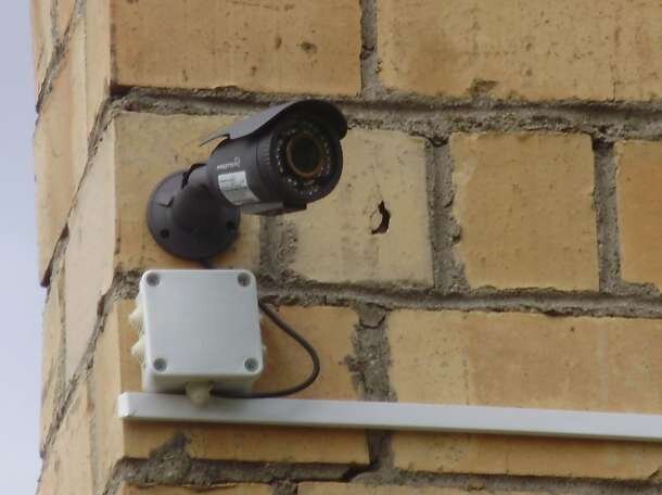 Обратите внимание чем герметизировали нижнее отверстие - пеной! Пена мало-того что воду собирает, но и не герметизирует от слова совсем.