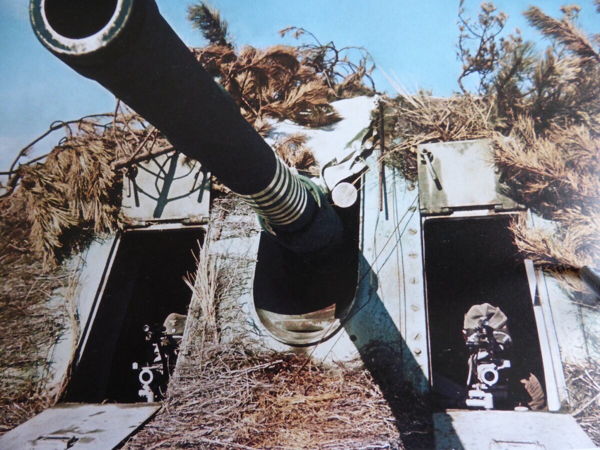 Немецкие артиллеристы у прицелов наводчиков в башенной береговой установке 105-мм пушки (10.5 cm S.K.C/32) Атлантического вала (с) waralbum.ru