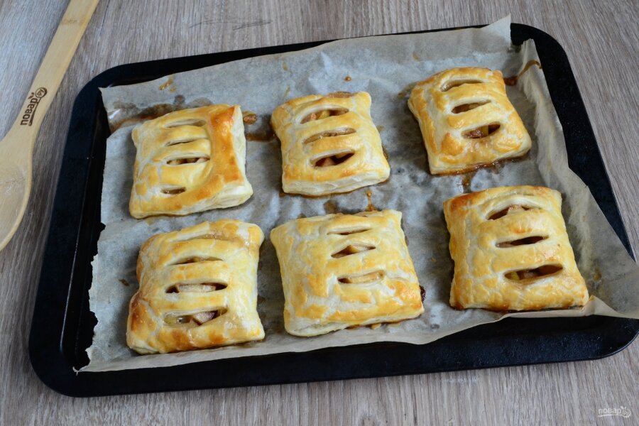 Творожный рулет с яблоками и сливами