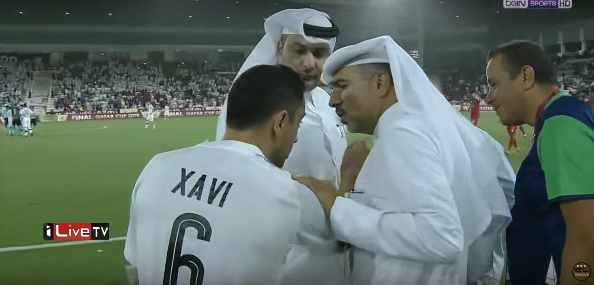 Хави и руководители катарского "Аль Садд"